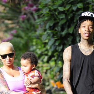 Amber Rose et son mari Wiz Khalifa promenent leur fils Sebastian a Los Angeles le 28 janvier 2014.