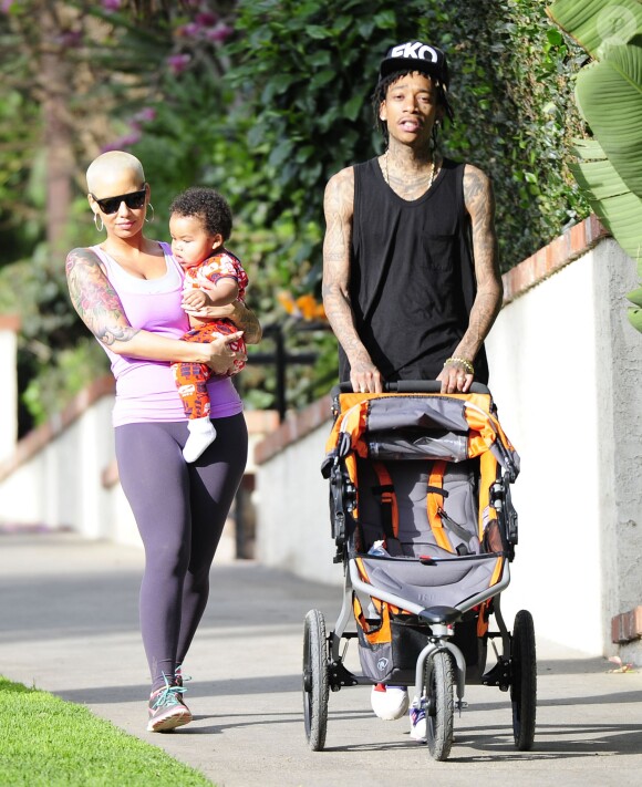 Amber Rose et son mari Wiz Khalifa promenent leur fils Sebastian a Los Angeles le 28 janvier 2014.