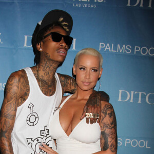 Wiz Khalifa chante a "Ditch Fridays" a Las vegas. Il pose avec sa petite amie Amber Rose. Le 24 mai 2013