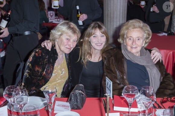 Carla Bruni avec sa mère Marisa Borini et Bernadette Chirac - Dîner LINK pour les 30 ans de AIDES au Palais d'Iéna à Paris le 8 décembre 2014.