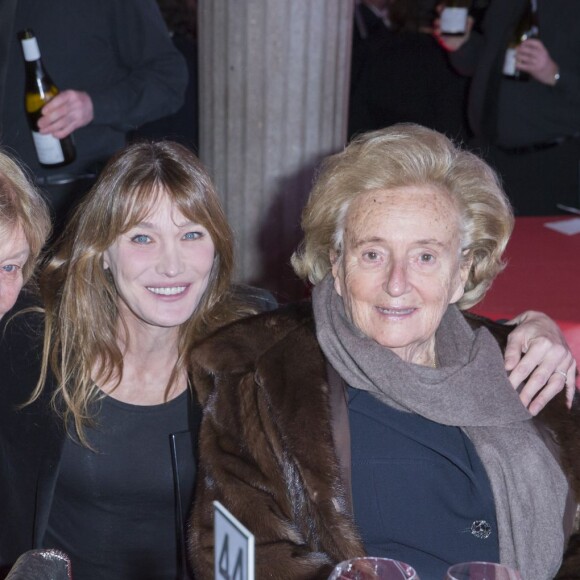 Carla Bruni avec sa mère Marisa Borini et Bernadette Chirac - Dîner LINK pour les 30 ans de AIDES au Palais d'Iéna à Paris le 8 décembre 2014.