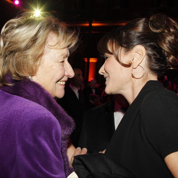MARISA BRUNI TEDESCHI (BORINI) ET SA FILLE CARLA BRUNI SARKOZY - DINER DE SOUTIEN POUR LA FONDATION "AIDES", SUIVIT D'UNE VENTE AUX ENCHERES, A L'ECOLE DES BEAUX ARTS A PARIS 27/11/2010 - Paris