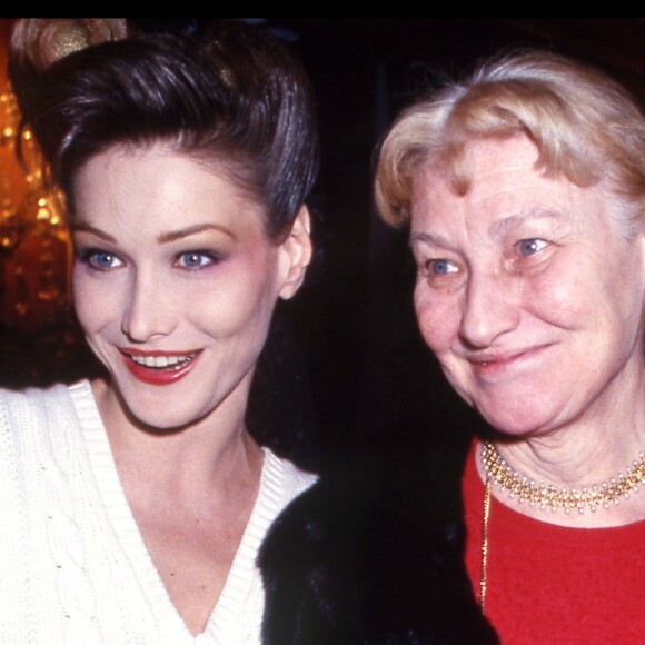 LE MANNEQUIN CARLA BRUNI ET SA MERE MARISA BRUNI TEDESCHI (BORINI) AU DEFILE CHRISTIAN LACROIX COLLECTION HAUTE COUTURE - PRINTEMPS ETE 1994