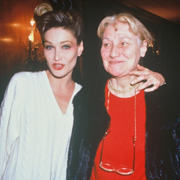 LE MANNEQUIN CARLA BRUNI ET SA MERE MARISA BRUNI TEDESCHI (BORINI) AU DEFILE CHRISTIAN LACROIX COLLECTION HAUTE COUTURE - PRINTEMPS ETE 1994
