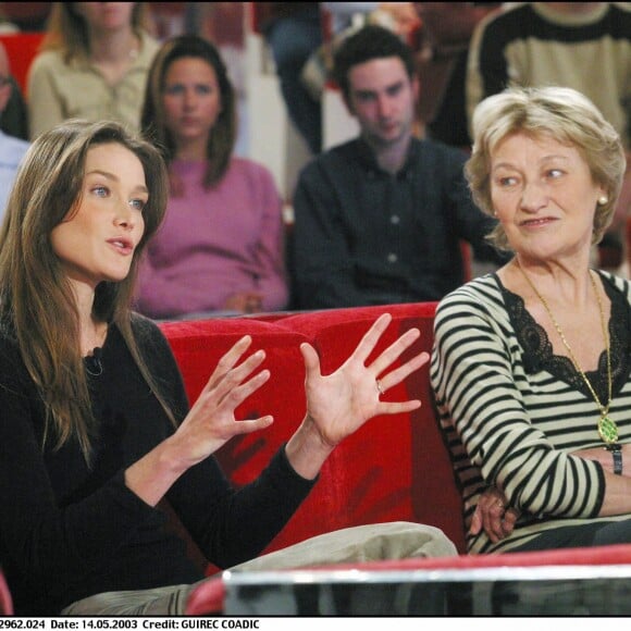 "CARLA BRUNI" ET SA MERE MARISA BORINI ENREGISTREMENT DE L' EMISSION "VIVEMENT DIMANCHE" 14/05/2003 -