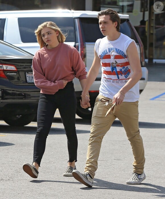 Brooklyn Beckham et sa petite amie Chloë Grace Moretz se promènent main dans la main à la sortie d'une pharmacie à Beverly Hills. Les amoureux portent les mêmes chaussures! Le 19 mai 2016