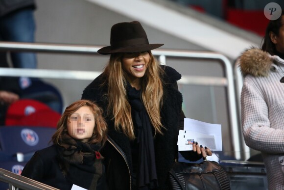 Cathy Guetta et son fils Tim Elvis lors du match PSG-APOEL Nicosie à Paris le 5 novembre 2014.