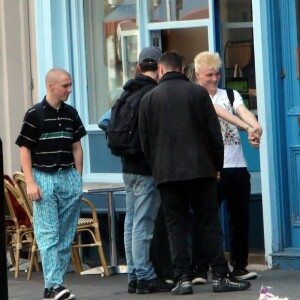 Rocco Ritchie, le fils Madonna retrouve des amis à Londres, le 8 juin 2016.