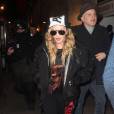 Exclusif - Madonna, de bonne humeur, et son fils Rocco Ritchie arrivent au théâtre pour assister au spectacle "You Me Bum Bum Train" à Londres. Le 16 avril 2016