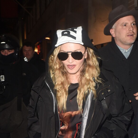 Exclusif - Madonna, de bonne humeur, et son fils Rocco Ritchie arrivent au théâtre pour assister au spectacle "You Me Bum Bum Train" à Londres. Le 16 avril 2016