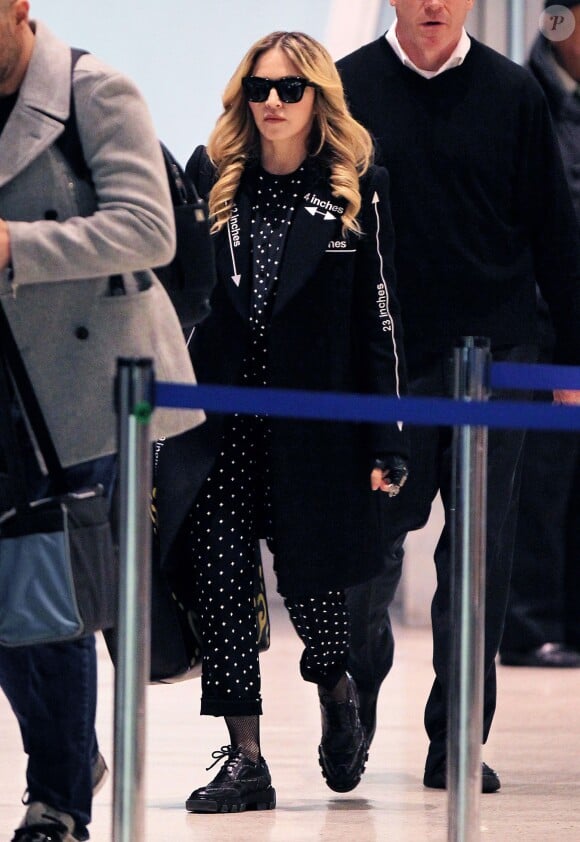 Exclusif - Madonna arrive à l'aéroport de JFK à New York pour prendre un avion. Madonna se rend à Londres afin d'obtenir la garde de son fils Rocco Ritchie. Le 6 avril 2016