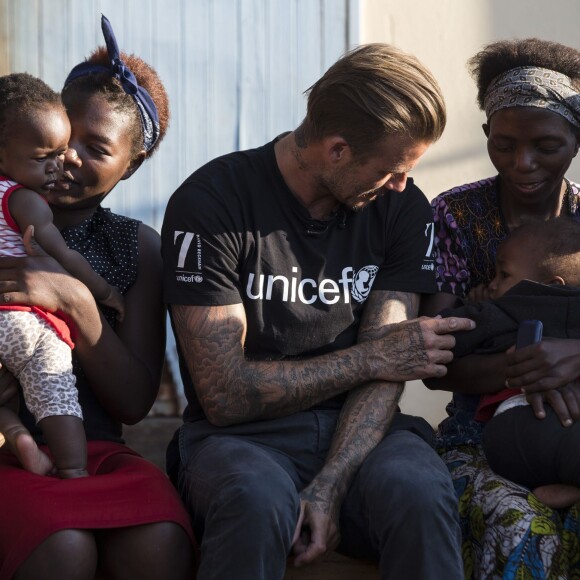 David Beckham, ambassadeur de bonne volonté de l'UNICEF rend visite à des enfants séropositifs au Swaziland en Afrique du Sud le 7 juin 2016.