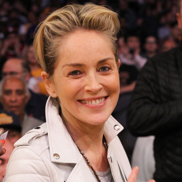Sharon Stone - Célébrités au Staples Center de Los Angeles qui assistent au match de basket Los Angeles Lakers contre Denver Nuggets à Los Angeles le 25 Marts 2016. © CPA/BESTIMAGE