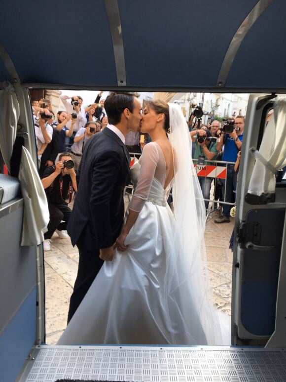 Flavia Pennetta et Fabio Fognini s'embrassent devant la basilique mineure Santa Maria Assunta lors de leur mariage le 11 juin 2016 à Ostuni, dans la province de Brindisi dans les Pouilles. Photo du compte Twitter de leur amie Sara Errani, invitée aux noces.