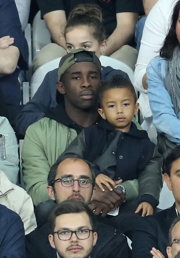 Rio Mavuba et son fils Tiago assistent au match de l'Euro 2016 Allemagne-Ukraine au Stade Pierre-Mauroy à Lille, le 12 juin 2016. © Cyril Moreau/Bestimage  Rio Mavuba and son Tiago attend Euro 2016 football game, Germany vs Ukraine at Pierre-Mauroy stadium in Lille, France on June 11th, 2016. © Cyril Moreau/Bestimage12/06/2016 - Lille