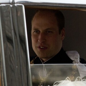 Le prince William et le prince Charles en tenue de chevalier lors de leur arrivée à la chapelle Saint George au château de Windsor pour les cérémonies de l'Ordre de la Jarretière, le 13 juin 2016.