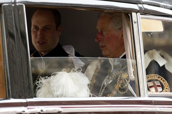 Le prince William et le prince Charles en tenue de chevalier lors de leur arrivée à la chapelle Saint George au château de Windsor pour les cérémonies de l'Ordre de la Jarretière, le 13 juin 2016.