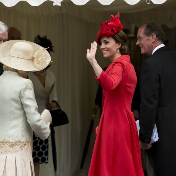 Kate Middleton, duchesse de Cambridge, et Camilla Parker Bowles, duchesse de Cornouailles, lors de leur arrivée à la chapelle Saint George au château de Windsor pour les cérémonies de l'Ordre de la Jarretière, le 13 juin 2016.