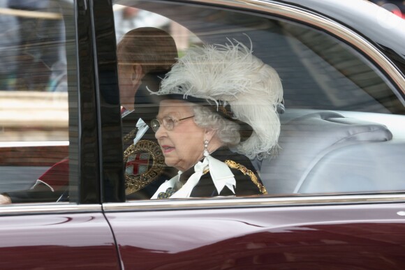 La reine Elizabeth II et le duc d'Edimbourg arrivent à la chapelle Saint George au château de Windsor pour les cérémonies de l'Ordre de la Jarretière, le 13 juin 2016