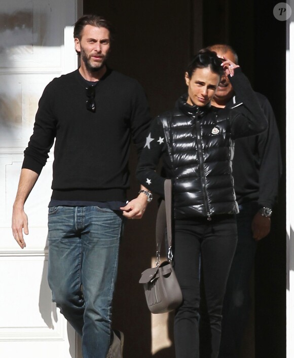 Jordana Brewster et son mari Andrew Form visitent une maison à vendre au prix de 2 millions de dollars à Los Angeles le 4 décembre 2015.
