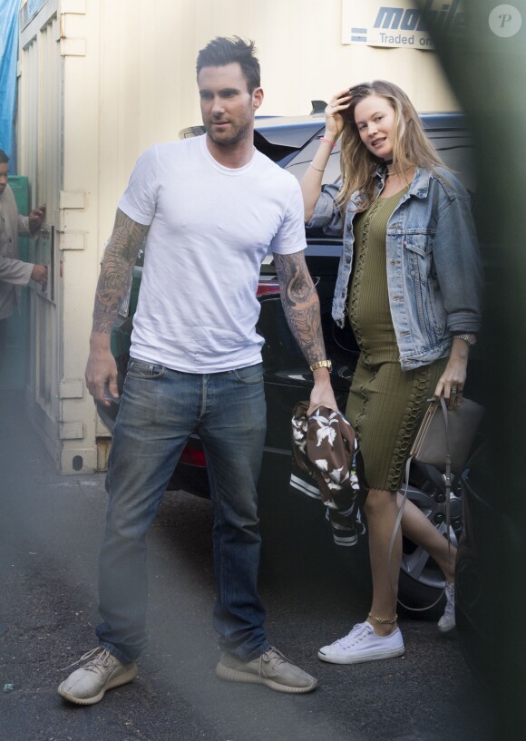 Adam Levine, chanteur de Maroon 5, et sa femme Behati Prinsloo, enceinte de 5 mois, vont dîner au restaurant Craig à West Hollywood le 3 mai 2016.