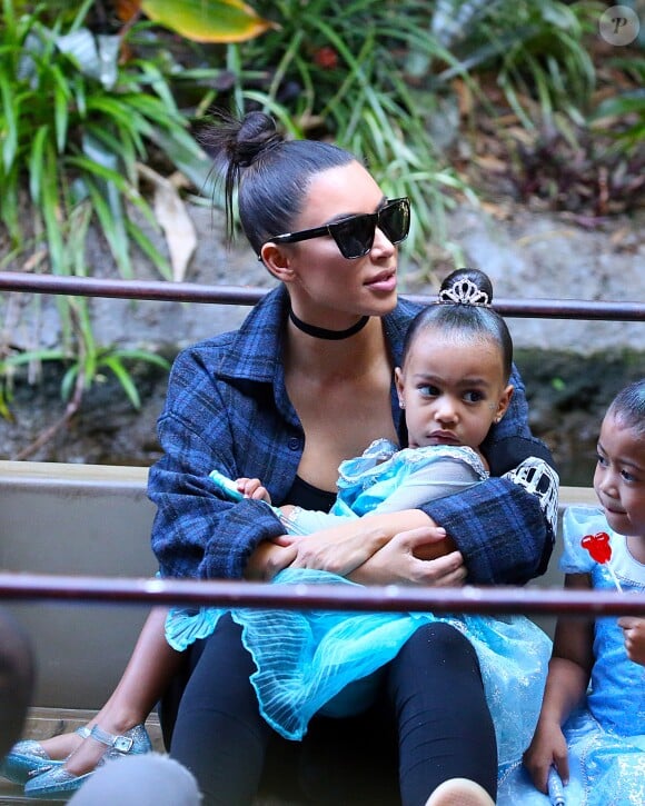 Kim Kardashian et sa fille North West à Disneyland à Anaheim le 19 mai 2016.