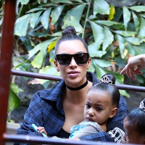 Kim Kardashian et sa fille North West à Disneyland à Anaheim le 19 mai 2016.