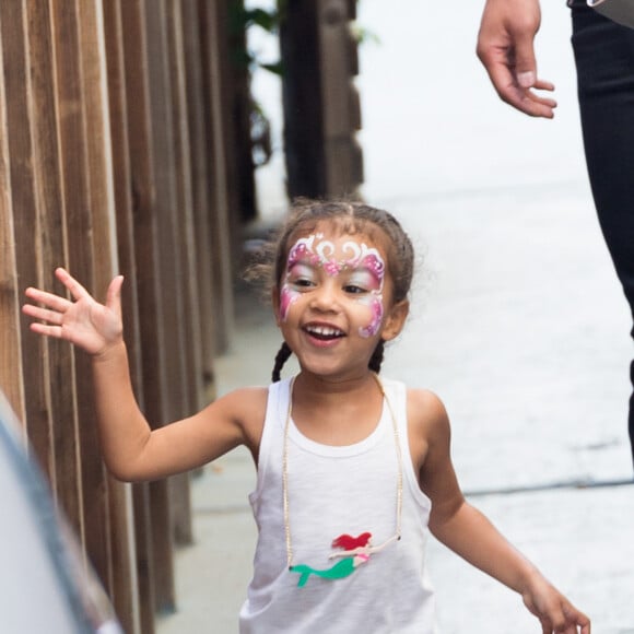 Kim Kardashian et sa soeur Kourtney Kardashian ont emmené leurs enfants North West, Mason Disick, Reign Disick et Penelope Disick à un anniversaire à Studio City, le 14 mai 2016