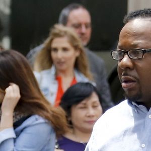 Bobby Brown et sa femme Alicia Etheredge, enceinte, se baladent main dans la main à Times Square à New York le 13 juin 2016.