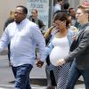 Bobby Brown et sa femme Alicia Etheredge, enceinte, se baladent main dans la main à Times Square à New York le 13 juin 2016.