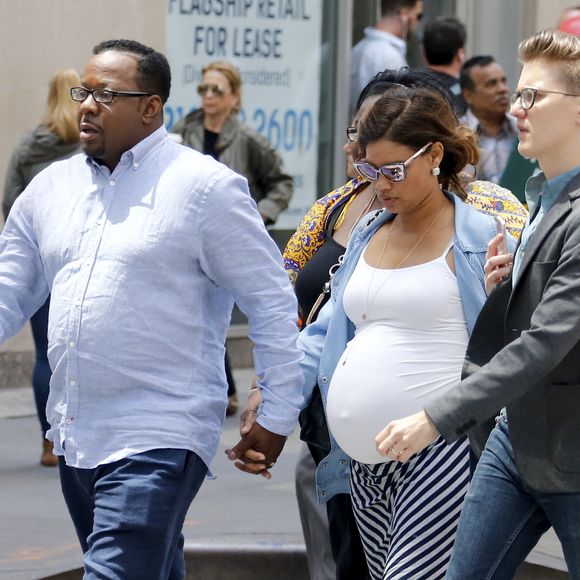 Bobby Brown et sa femme Alicia Etheredge, enceinte, se baladent main dans la main à Times Square à New York le 13 juin 2016.