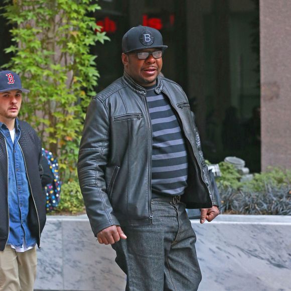 Bobby Brown pose avec des fans à sa sortie des studios Sirius XM à New York. Le 19 octobre 2015 © CPA / Bestimage