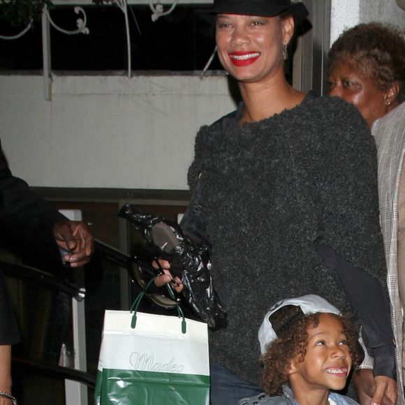Bobby Brown, sa femme Alicia Etheridge et leur fils Cassius à la sortie du restaurant Madeo à West Hollywood. Le 6 mai 2014