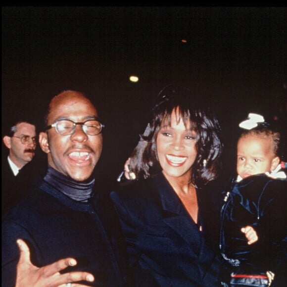 Whitney Houston et son mari Bobby Brown ainsi leur fille Bobbi Kristina lors d'une soirée à Los Angeles, le 17 février 1994