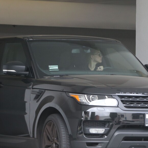Exclusif - Amber Heard sort de sa maison située dans la zone résidentielle de Palihouse à Los Angeles, le 15 juin 2016.