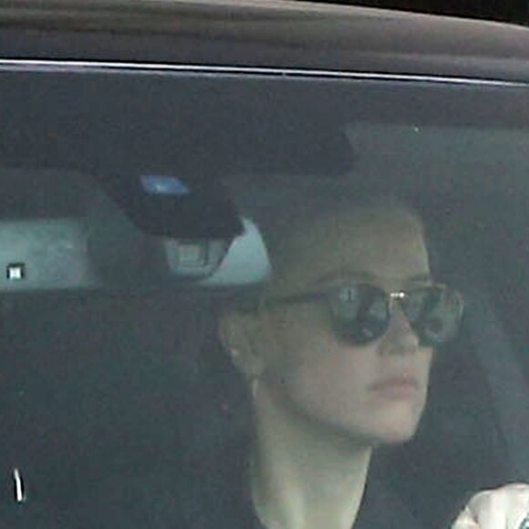 Exclusif - Amber Heard sort de sa maison située dans la zone résidentielle de Palihouse à Los Angeles, le 15 juin 2016.