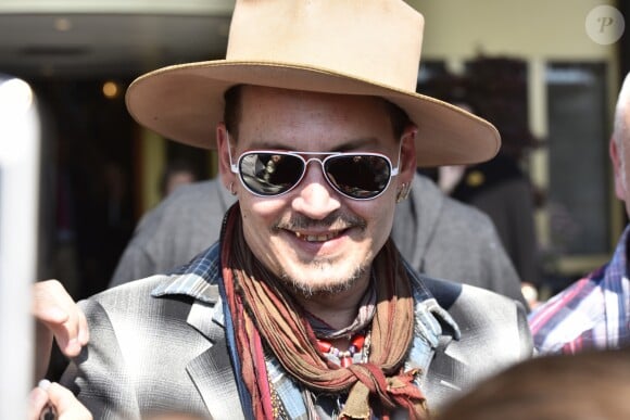 Johnny Depp sort du Grand Hôtel à Stockholm, le 31 mai 2016, où il a joué avec son groupe Hollywood Vampires, la veille.