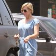 Jennie Garth, les travaux pratiques de sa fille à la main, se promène dans les rues de Los Angeles, le 29 avril 2016