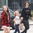 L'actrice Jaimie Alexander fait une après-midi shopping avec les filles de son fiancé Peter Facinelli Lola (Chemise à Carreaux) et Fiona (t-shirt "Princess") à West Hollywood le 13 juin 2015