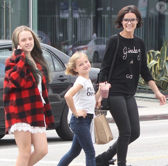 L'actrice Jaimie Alexander fait une après-midi shopping avec les filles de son fiancé Peter Facinelli Lola (Chemise à Carreaux) et Fiona (t-shirt "Princess") à West Hollywood le 13 juin 2015