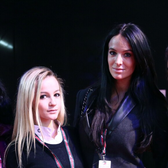 Arnaud Lagardère, sa femme Jade Foret et leurs filles Liva et Mila et Maïte, la mère de Jade viennent applaudir Cassandra, soeur de Jade, aux Gucci Paris Masters le 4 décembre 2014 au parc des expositions Paris-Nord Villepinte.