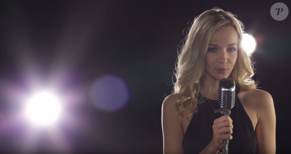 Cassandra Foret dans le clip de son single "Premiers frissons d'amour". Juin 2016. 
