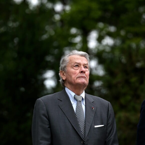 Alain Delon participe aux commémorations du 76e anniversaire de l'Appel du 18 juin prononcé par le Général de Gaulle en 1940 à Colombey-les-deux-Eglises, le 18 Juin 2016. © Dominique Jacovides/Bestimage French