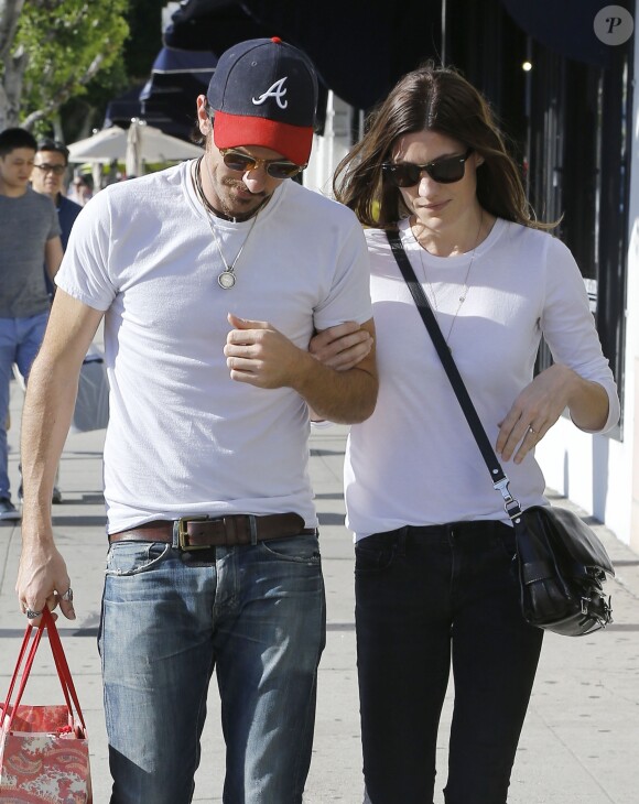 Jennifer Carpenter et fiancé Seth Avett dans les rues de West Hollywood, le 8 août 2015