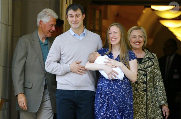 Chelsea Clinton à la sortie du Lenox Hill Hospital avec son nouveau_né Aidan, son mari Marc Mezvinsky et ses parents Hillary et Bill Clinton à New York, le 20 juin 2016.