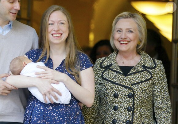 Chelsea Clinton à la sortie du Lenox Hill Hospital avec son nouveau_né Aidan, son mari Marc Mezvinsky et ses parents Hillary et Bill Clinton à New York, le 20 juin 2016.