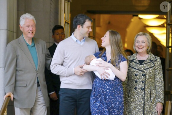 Chelsea Clinton à la sortie du Lenox Hill Hospital avec son nouveau_né Aidan, son mari Marc Mezvinsky et ses parents Hillary et Bill Clinton à New York, le 20 juin 2016.