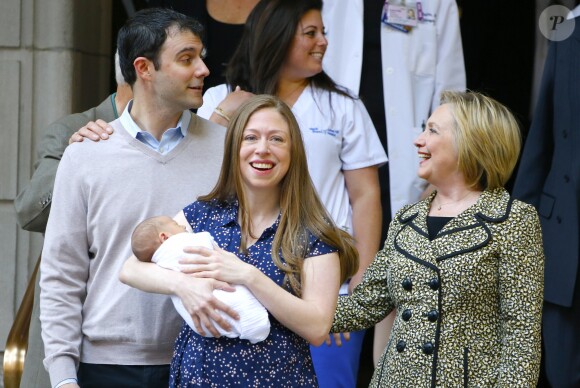 Chelsea Clinton à la sortie du Lenox Hill Hospital avec son nouveau_né Aidan, son mari Marc Mezvinsky et ses parents Hillary et Bill Clinton à New York, le 20 juin 2016.