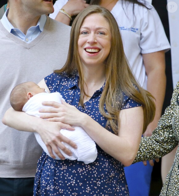 Chelsea Clinton à la sortie du Lenox Hill Hospital avec son nouveau_né Aidan, son mari Marc Mezvinsky et ses parents Hillary et Bill Clinton à New York, le 20 juin 2016.