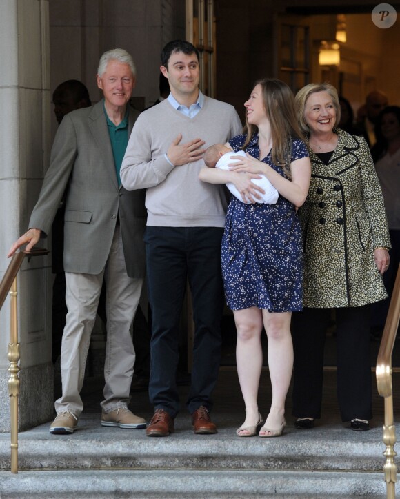 Chelsea Clinton à la sortie du Lenox Hill Hospital avec son nouveau_né Aidan, son mari Marc Mezvinsky et ses parents Hillary et Bill Clinton à New York, le 20 juin 2016.